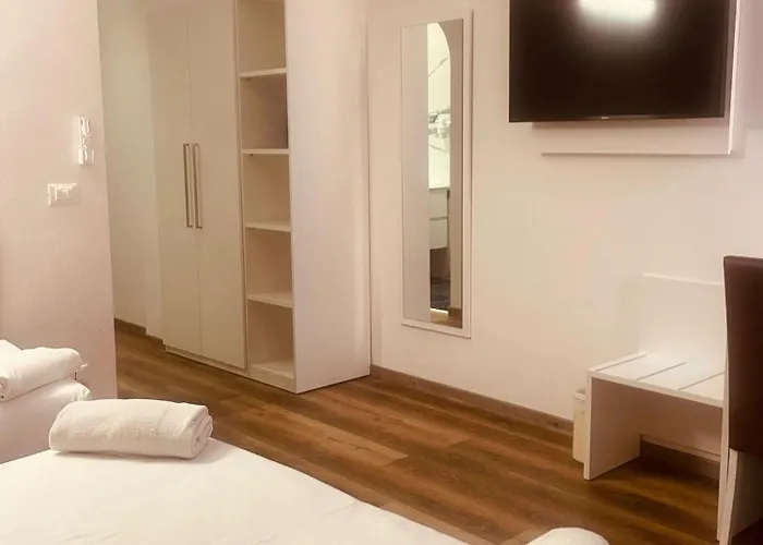 Hotell Holiday- Finestrella Bologna