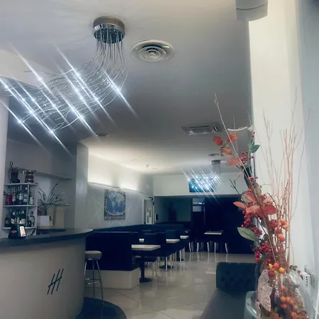 Hotel Holiday- Finestrella 3*