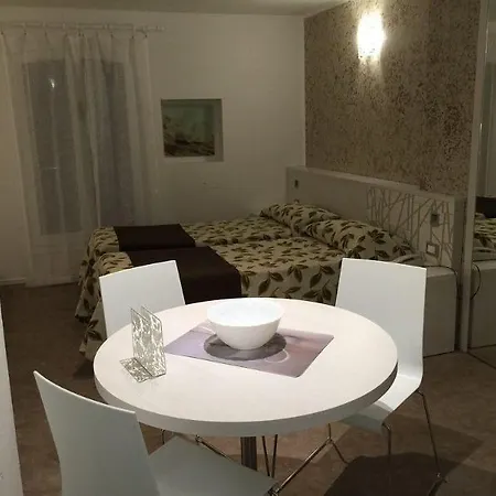Holiday- Finestrella 3* בולוניה
