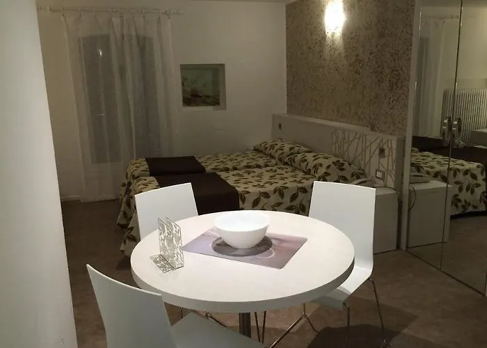 Holiday- Finestrella 3* Болонья