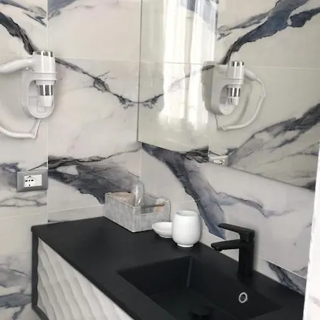 Holiday- Finestrella מלון