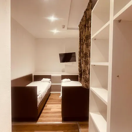 Holiday- Finestrella 3* בולוניה