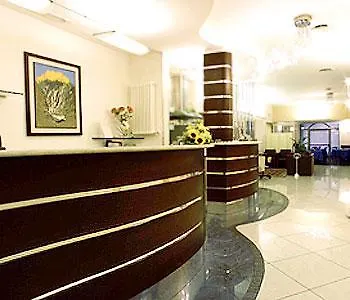 Holiday- Finestrella מלון 3*