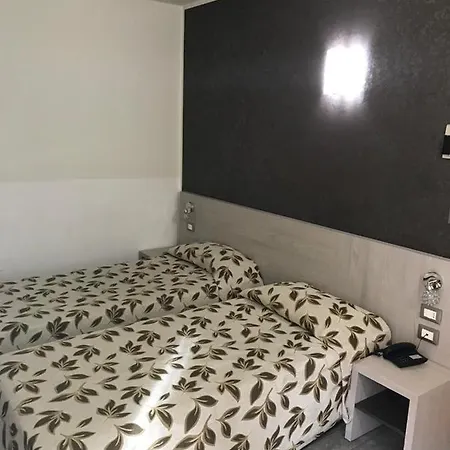 Hotel Holiday- Finestrella 3*