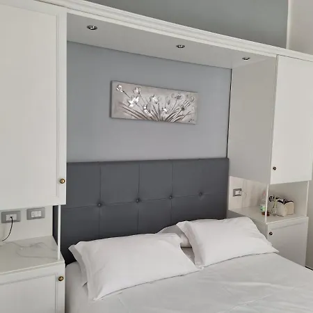 Holiday- Finestrella 3* Bologna